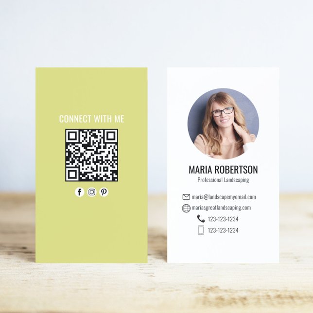 Cartão De Visita Yellow Modern Business QR Code Photo (Modern photo card template with yellow and white theme.)