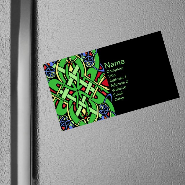 Cartão De Visitas Magnético Ornamentado Irlandês Celtic Knot (Irish Celtic green knot design ornate loops on black magnetic business cards.)