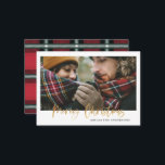 cartão de xadrez vermelho de natal<br><div class="desc">na moda de script de efeito Dourado de orçamento,  natal alegre com a coordenação do design tartan de verificação vermelha e verde. Espaço para um design de fotos de solteiro.</div>