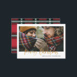 cartão de xadrez vermelho de natal<br><div class="desc">na moda de script de efeito Dourado de orçamento,  natal alegre com a coordenação do design tartan de verificação vermelha e verde. Espaço para um design de fotos de solteiro.</div>