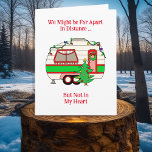 Cartão Desejando a você um feliz Natal de um viajante<br><div class="desc">Desejo-lhe um Feliz Natal da estrada! Um cartão de aniversário bonito para alguém que está viajando na hora de Natal. Um campista giro em vermelho e verde decorado com as luzes de Natal. Um desenho desenhado à mão. Desejando-lhe um Feliz Natal e um Aventurado Ano Novo.</div>