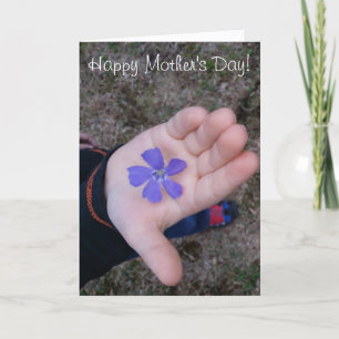Cartão Dia das Mães Mão de Criança Dando Flor Roxa