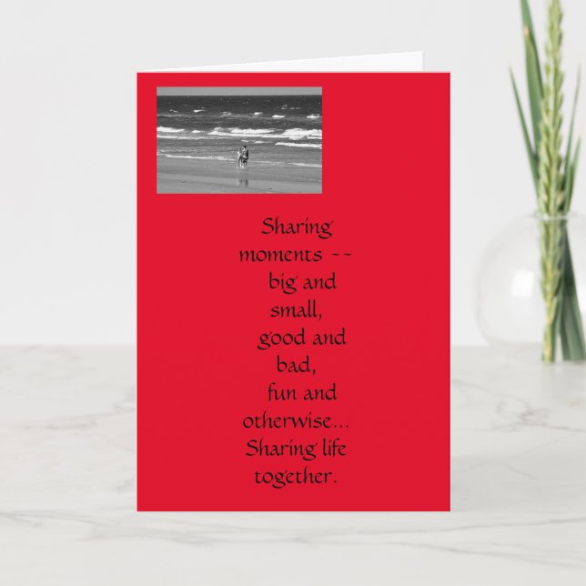 Cartão Dia de os namorados Adorando Casal caminha na prai (Frente)