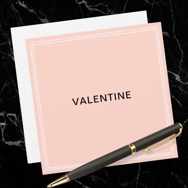 Cartão Dia de os namorados Rosa Elegante Simples Minimali (A chic Valentine's Day flat card in pale pink and white, with the word 'Valentine' across the center)