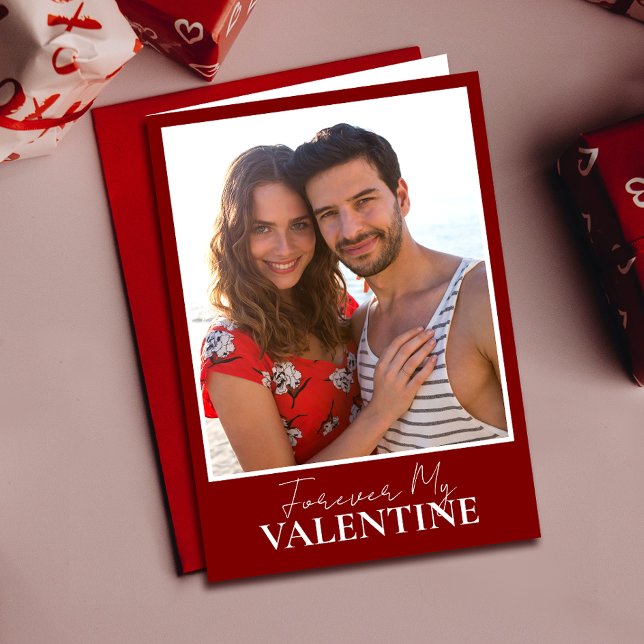 Cartão Dia de os namorados vermelho Casal de fotos do dia (Cherish memories with a Valentine's card featuring you and your loved one, expressing your bond.)