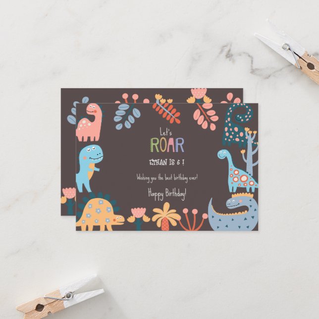 Cartão Dinos vamos para crianças felizes aniversário (Frente/Verso In Situ)