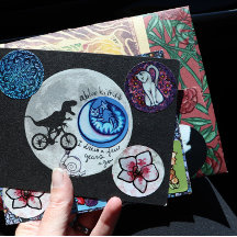 Dinossauro em bicicleta no céu com lua