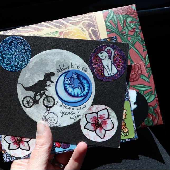 Cartão Dinossauro em bicicleta no céu com lua (Criador carregado)