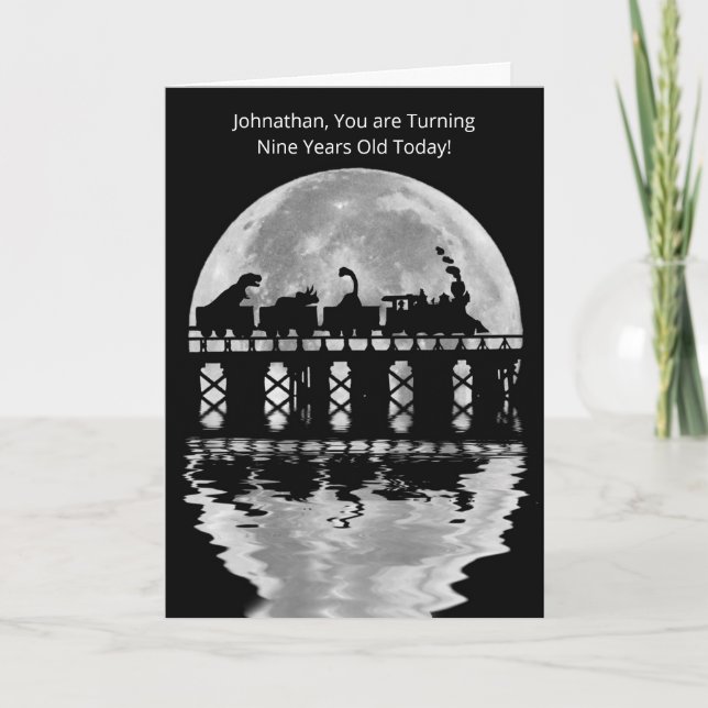 Cartão Dinossauros bonitos em fantasia de trem com 9 anos (Frente)