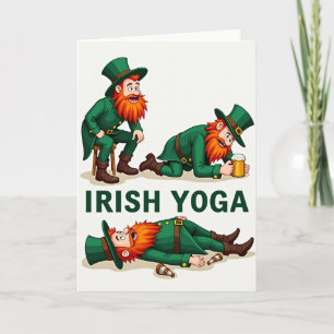 Cartão Divertido do Leprechaun de Yoga Irlandês