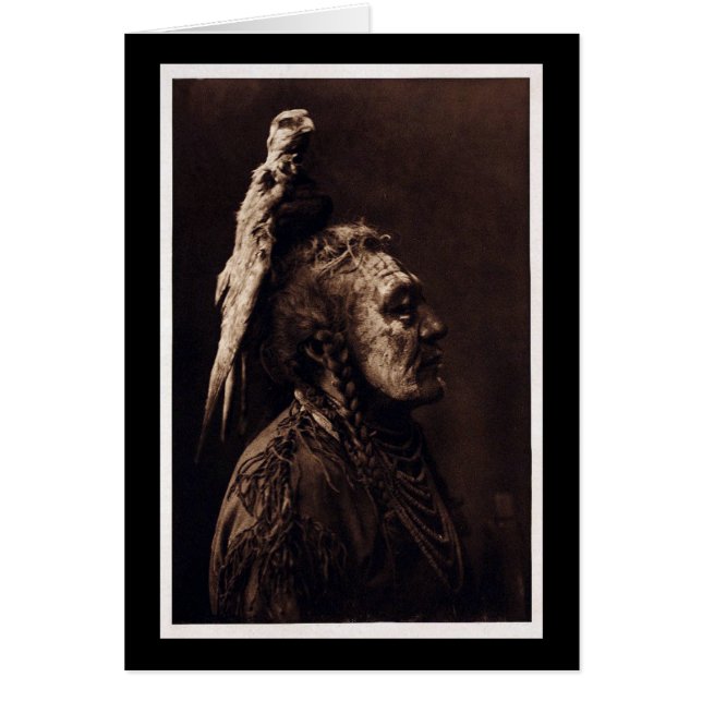 Cartão Dois assobios, um homem de medicina do corvo (Frente)