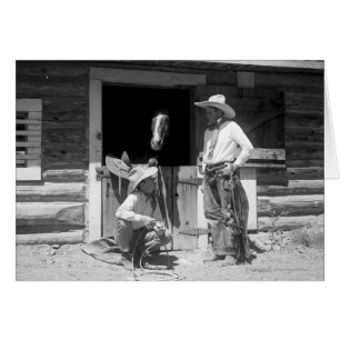 Cartão Dois cowboys ao lado de um celeiro com um cavalo
