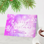 Cartão Dreaming Pink Winter Wonderland Natal<br><div class="desc">Este é um cartão de boas-vindas de Natal para empresas festivas que captura perfeitamente o espírito da época de férias. A carta apresenta um fundo rosa vibrante e roxo adornado com flocos de neve brancos delicados, criando uma terra maravilhosa mágica do inverno. A frente do cartão carregar uma mensagem animadora...</div>