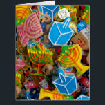 Cartão Dreidels, Menorahs, & Chanukah Gelt<br><div class="desc">O cartão de vazio pode ser preenchido manualmente ou usar uma grande variedade de fontes Zazzle. "Expressões Judaicas" oferece uma experiência comprada,  pois você não encontrará em nenhum outro lugar. Bem-vindo à nossa loja. Conte aos seus amigos sobre nós e envie-lhes o nosso link: http://www.zazzle.com/YehudisL?rf=238549869542096443*</div>