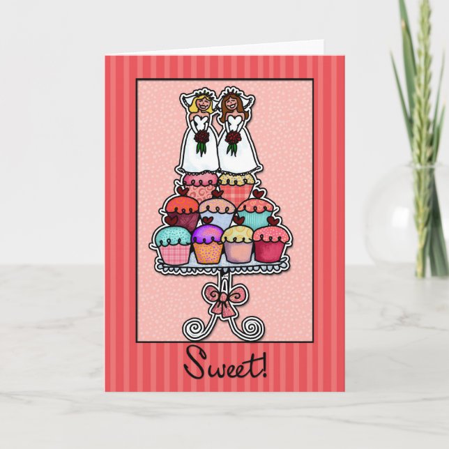 Cartão Duas noivas na pilha do cupcake (Frente)