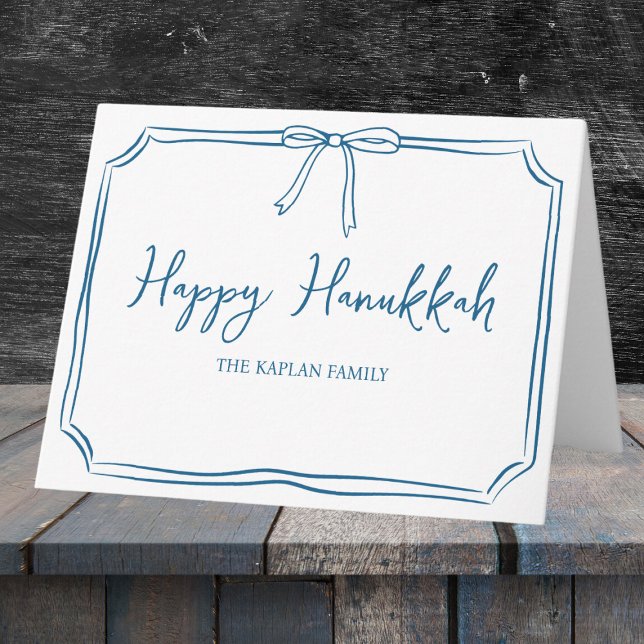 Cartão Elegante Arco Azul Personalizado Hanukkah Feliz (Celebrate Hanukkah with a timeless card featuring a custom family name and elegant blue bow.)
