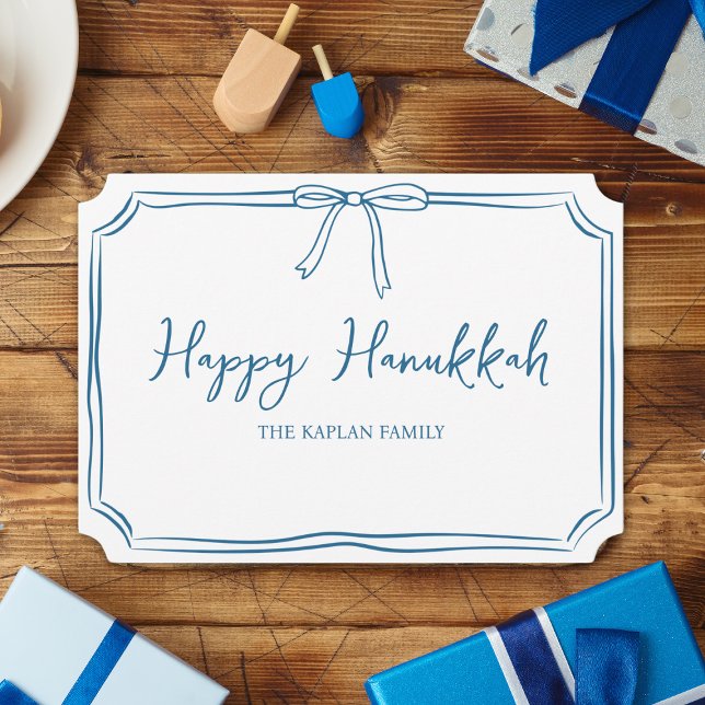 Cartão Elegante Arco Azul Personalizado Hanukkah Feliz (Classic blue and white design captures the spirit of Hanukkah in a chic, refined style.)