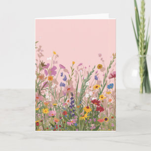 Cartão em branco com flores silvestres em fundo ro