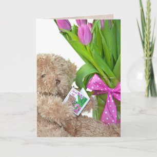 Cartão em breve, ursinho de peluche e tulipas