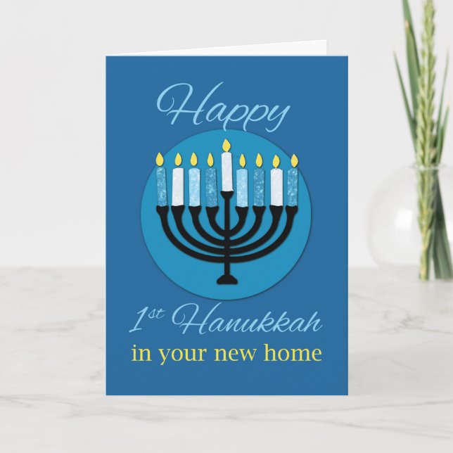 Cartão Em sua nova casa, primeiro Hanukkah Menorah, em az (Frente)