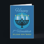 Cartão Em sua nova casa, primeiro Hanukkah Menorah, em az<br><div class="desc">Um primeiro Chanucá em sua nova casa é uma celebração especial. Este cartão honrará esse presente. O fundo azul melhora a mensagem. A iluminação do centro é um menorá de várias cores azul e branco.</div>