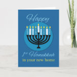 Cartão Em sua nova casa, primeiro Hanukkah Menorah, em az<br><div class="desc">Um primeiro Chanucá em sua nova casa é uma celebração especial. Este cartão honrará esse presente. O fundo azul melhora a mensagem. A iluminação do centro é um menorá de várias cores azul e branco.</div>