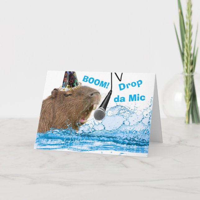 Cartão Engraçado Aniversário Capybara Cai o Microfone (Frente)