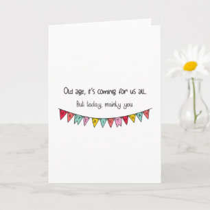 Cartão Engraçado Aniversário da Idade Mais Velha Está Che