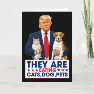 Cartão Engraçado que eles estão comendo os cães os gatos