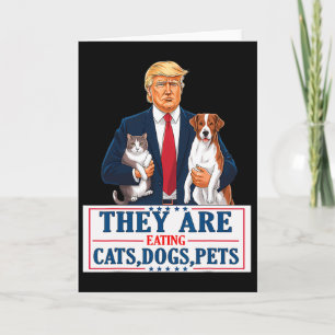 Cartão Engraçado que eles estão comendo os cães os gatos
