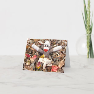 Cartão Ernie the Sock Monkey Pile of Leaves Note Card