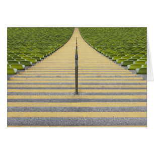 Cartão Escadaria do estádio entre fileiras de assentos