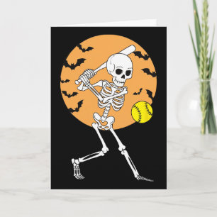 Cartão Esqueleto Jogador de Softbol de Halloween para Mul