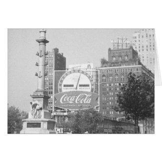 Cartão Estátua na praça B&W da cidade americana