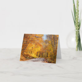 Cartão Estrada arborizada de outono com texto personaliza