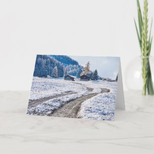 Cartão Estrada de terra na terra da neve, cumes europeus