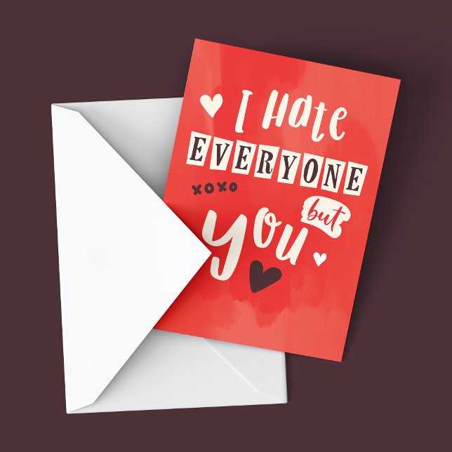 Cartão Eu Odeio Todo Mundo Menos Você (I hate everyone but you Card mockup shown on dark background with envelope. Valentine's day card)