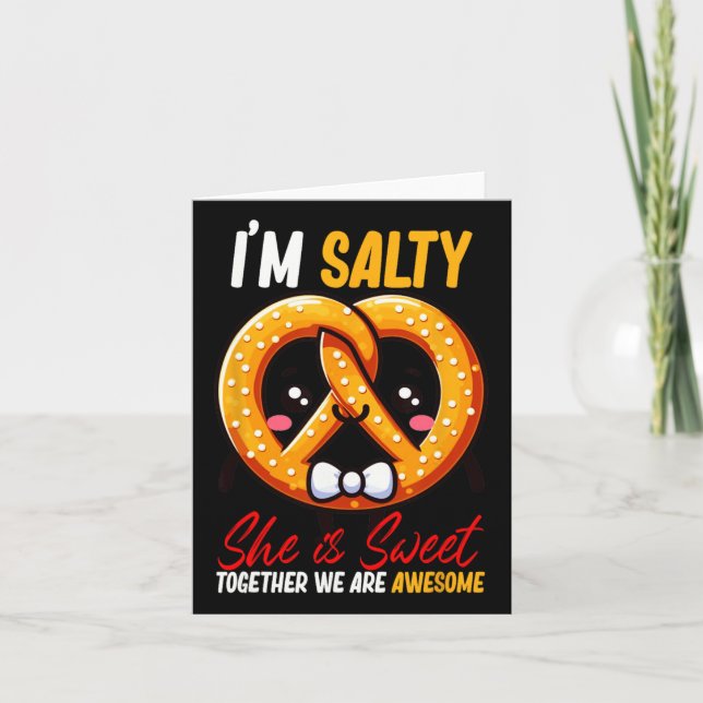 Cartão Eu sou Salgado Ela é doce Pretzel juntos é incríve (Frente)