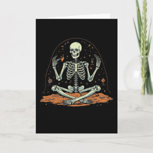 Cartão Fantasias de Halloween de Esqueleto Meditando Yoga