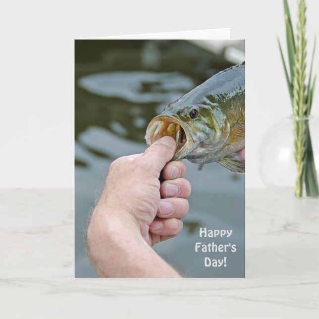Cartão Father's Day-man holding largemouth bass (Frente)