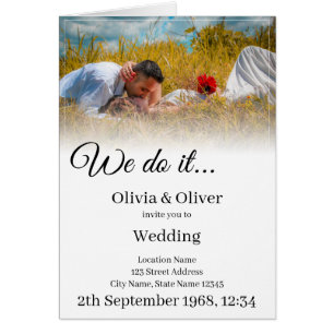 Cartão Fazemos isso. Beijar Casal em um campo