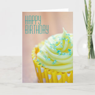 Cartão Feche o aniversário da decoração do Cupcake