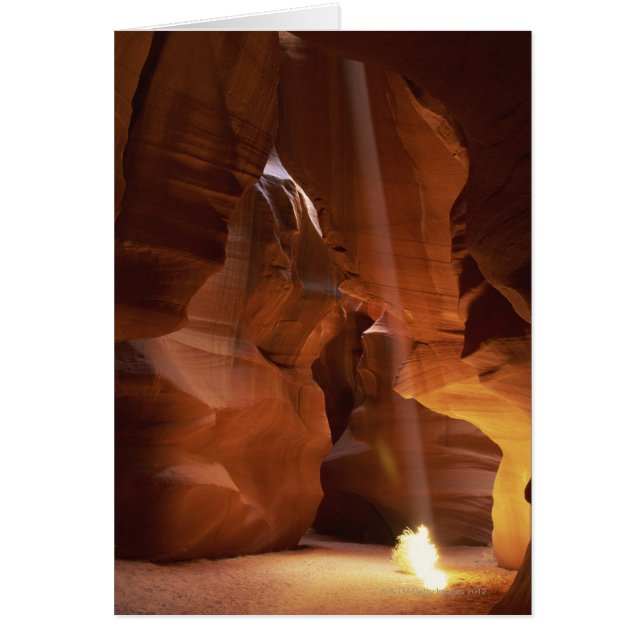 Cartão Feixe de sol batendo na torre no chão do cânion (Frente)