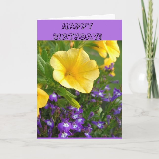 Cartão Feliz aniversário com flores roxas e amarelas. (Frente)