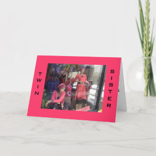 CARTÃO FELIZ ANIVERSÁRIO TWIN IRMÃ-MANNEQUIN DIZ "COMPRA!