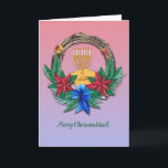 Cartão Feliz Chrismukkah<br><div class="desc">"Celebrando o Natal e Chanucá juntos? Este belo arranjo é um belo cartão de cartões de natal com uma coroa de Natal com dois ornamentos sonoros, vermelhos e verdes, com uma fita azul. No centro desta design segura uma design de menorah e Chanucá se gelta. A saudação à frente diz...</div>