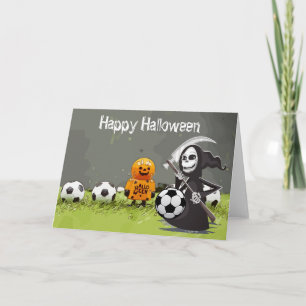 Cartão Feliz Dia das Bruxas de Futebol com bolas de grama