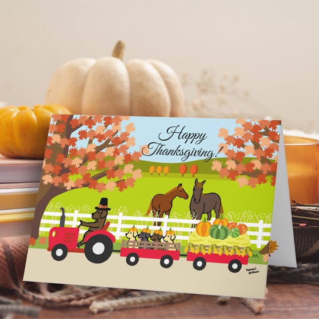 Cartão Feliz Dia de Ação de Graças Labradores e Trator (Happy Thanksgiving Labradors and Tractor Design Card for Chocolate Labrador Owners. )