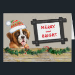 Cartão Feliz e Cachorro Brilhante Natal<br><div class="desc">Na frente deste cartão de Natal giro, um adorável Cachorro Boxer veste um padrão de chapéu de Papai Noel e colegas sobre uma cerca de madeira decorada em terra firme. Ao lado dele está um cartaz de madeira rústica que diz "FELIZ e BRIGHT" em vermelho. O dentro da placa tem...</div>