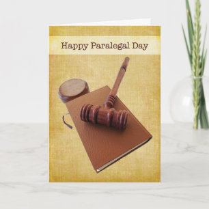 Cartão Feliz Gavel e Livro do Dia da Alegria em Brown